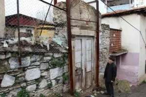 İzmir'in Konak il&ccedil;esinde,&nbsp;en son 1923'te&nbsp;restore edilen ve m&uuml;lkiyeti İzmir Vakıflar