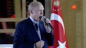 Cumhurbaşkanı Erdoğan, kampanya döneminde mitinglerinde sıkça söylediği “Duyanlara duymayanlara” şarkısını