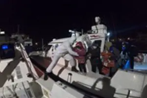 İzmir'in &Ccedil;eşme il&ccedil;esinde, Yunan unsurlarınca T&uuml;rk kara sularına geri itilen