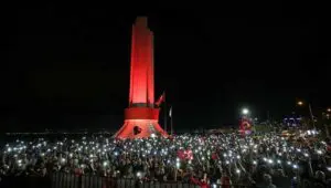 Yüreği vatan sevgisiyle atan binlerce yurttaş, yürüyüş boyunca taşıdıkları Türk