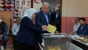 AK Parti Genel Başkanvekili Binali Yıldırım, oy kullanmak için eşi Semiha