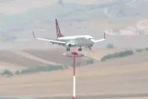 Afganistan'dan tahliye edilen ikinci TSK kafilesini taşıyan u&ccedil;ak Ankara'ya indi.