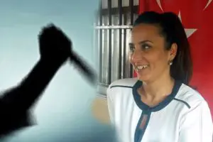 İzmir'in Buca il&ccedil;esinde, annesi Bet&uuml;l Tuğluk'u (49) bı&ccedil;akladıktan sonra devriye