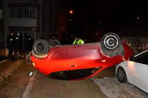 İzmir'in Bornova il&ccedil;esinde, s&uuml;r&uuml;c&uuml;s&uuml;n&uuml;n kontrol&uuml;nden &ccedil;ıkan otomobil şarampole u&ccedil;ması sonucu