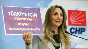 Partisinin genel merkez binasında bir basın toplantısı düzenleyen Cumhuriyet Halk