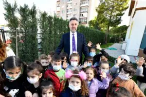 Okul &ouml;ncesi eğitim yatırımlarıyla dikkat &ccedil;eken Bayraklı Belediyesinin, 75. Yıl