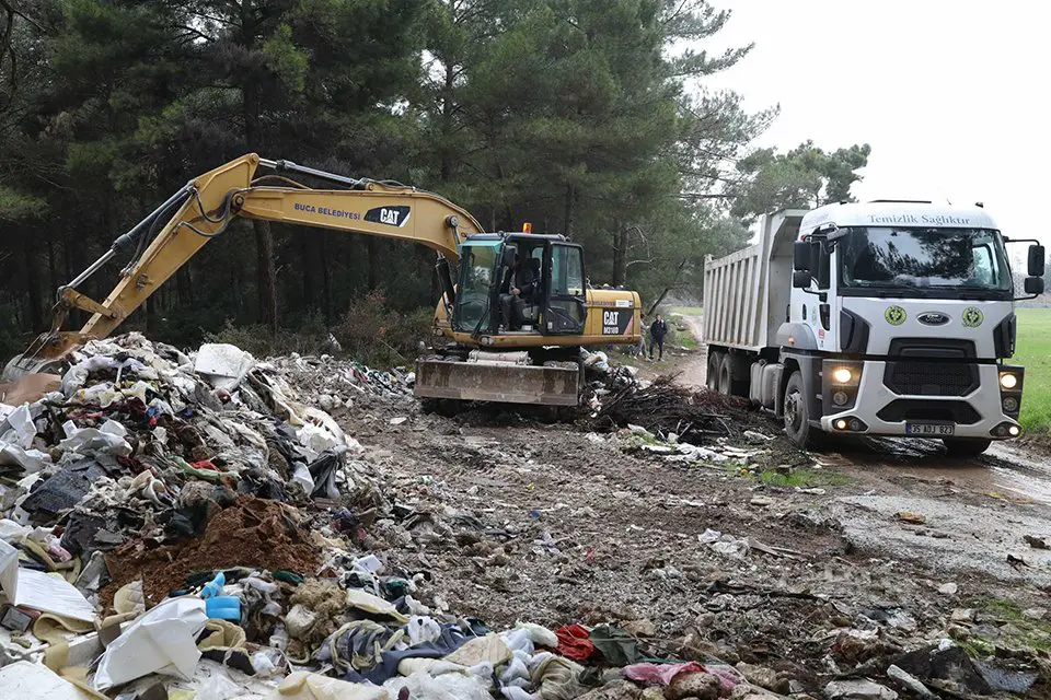 Buca Belediyesi, Yıldızlar Mahallesi&rsquo;ndeki kimliği belirsiz kişiler tarafından moloz ve