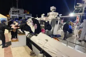 İzmir'in &Ccedil;eşme il&ccedil;esinde, Yunanistan unsurlarınca T&uuml;rk kara sularına geri itilen