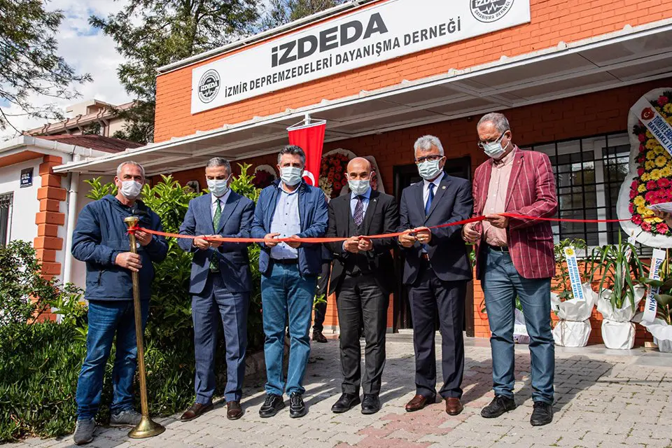 İzmir'de 30 Ekim depreminden etkilenen yurttaşlar, İzmir Depremzedeleri Dayanışma Derneği