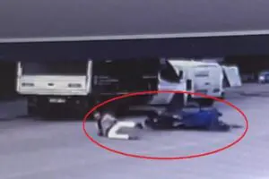 Bursa&rsquo;nın İneg&ouml;l il&ccedil;esinde devrilip park halindeki kamyonete &ccedil;arpan motosikletin s&uuml;r&uuml;c&uuml;s&uuml;