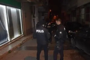 İzmir'in Karabağlar il&ccedil;esinde, sokağa &ccedil;ıkma kısıtlamasına dakikalar kala, akli dengesi