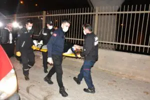 İzmir'in Konak il&ccedil;esinde, erkek arkadaşıyla tartıştığı &ouml;ne s&uuml;r&uuml;len K.K. (20),
