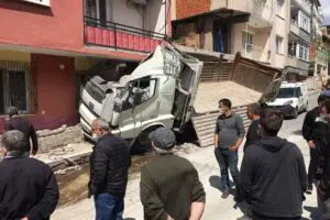 İzmir'in Bayraklı il&ccedil;esinde, kontrolden &ccedil;ıkan kamyon, &ouml;nce depoya ardından 3
