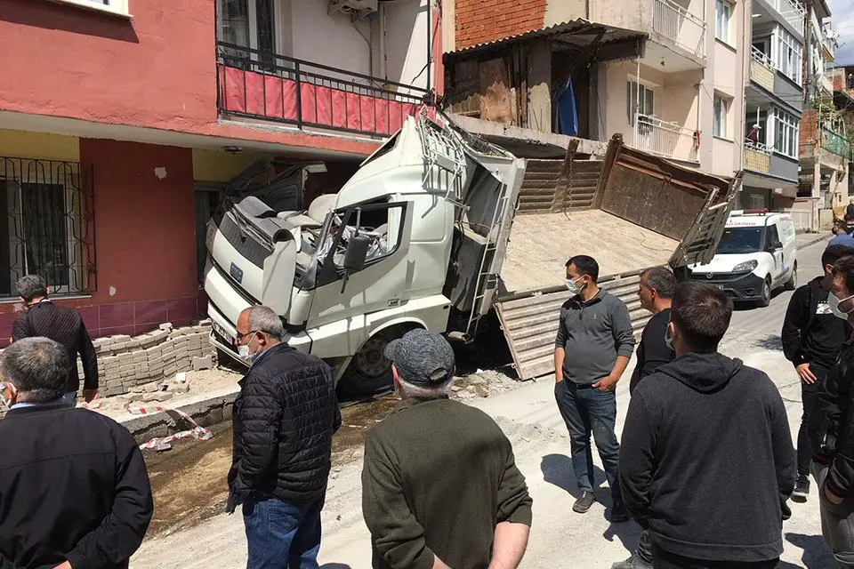 İzmir'in Bayraklı il&ccedil;esinde, kontrolden &ccedil;ıkan kamyon, &ouml;nce depoya ardından 3