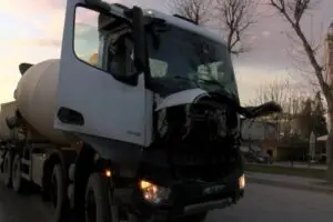 Bah&ccedil;elievler'de beton mikseri s&uuml;r&uuml;c&uuml;s&uuml;, yolcu indiren minib&uuml;se arkadan &ccedil;arptı. Kazada