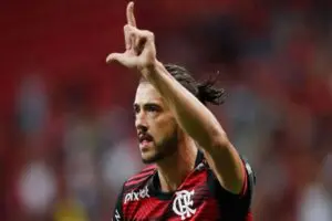 Fenerbah&ccedil;e'nin Flamengo'dan transferi i&ccedil;in prensip anlaşmasına vardığı Brezilyalı oyuncu Gustavo