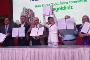 İzmir B&uuml;y&uuml;kşehir Belediyesi (İBB) Başkanı Tun&ccedil; Soyer, İzmirli depremzedelere destek