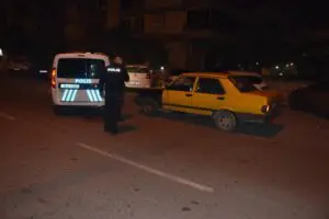 İZMİR'in Bayraklı il&ccedil;esinde sokağa &ccedil;ıkma kısıtlaması olduğu saatlerde otomobili ile