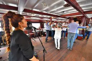 İzmir B&uuml;y&uuml;kşehir Belediyesi Z&uuml;beyde Hanım Huzurevi'nin sakinleri, İzmir K&ouml;rfezi'nin simgelerinden