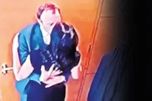 İngiltere Sağlık Bakanlığı, Bakan Matt Hancock'un kendisi gibi evli olan