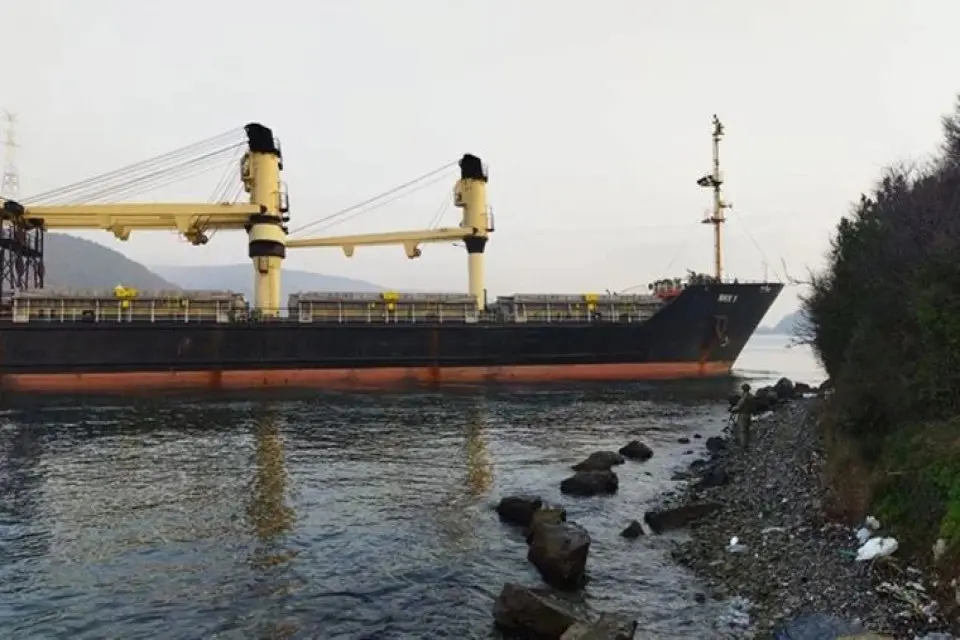 İstanbul Boğazı'nda karaya oturan MKK-1 isimli y&uuml;k gemisi kurtarıldı. Ukrayna'dan