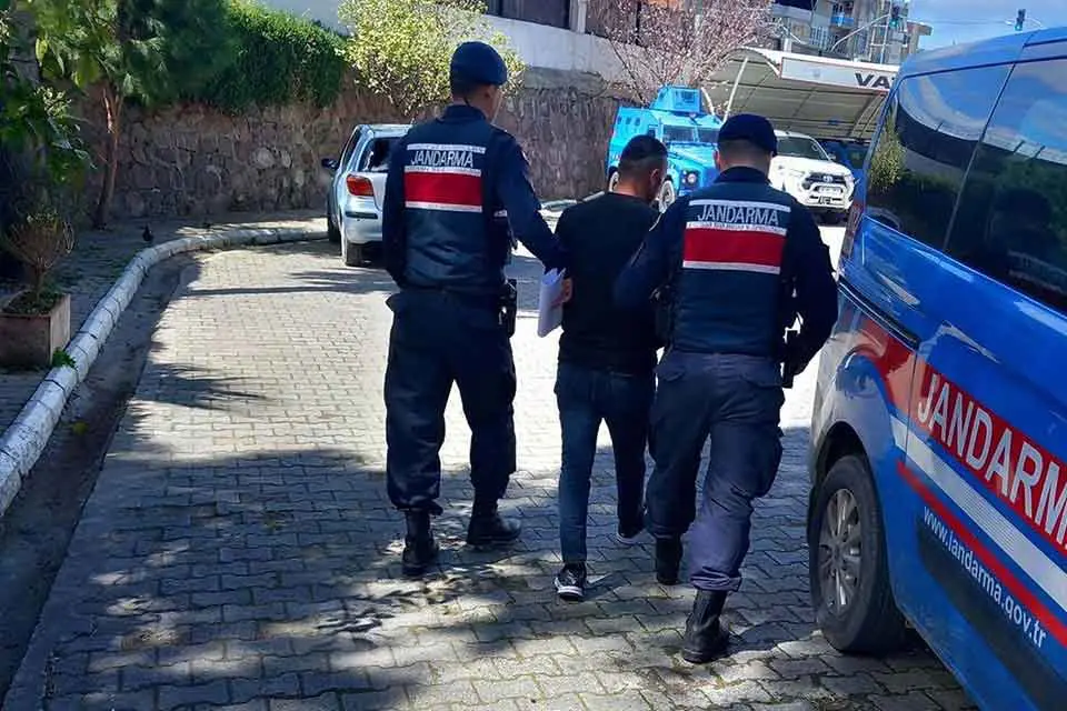 İzmir İl Jandarma Komutanlığı ekipleri, 'hırsızlık', 'silahlı yağma', 'dolandırıcılık', 'cebir,