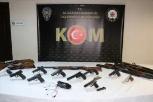 İzmir merkezli 2 ilde organize su&ccedil; &ouml;rg&uuml;t&uuml;ne y&ouml;nelik operasyonda 32