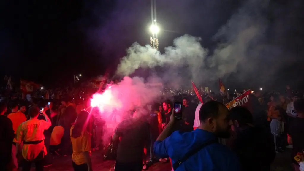 Galatasaray'ın şampiyonluğu İzmir'de coşkuyla kutlandı 3 Galatasaray'ın şampiyonluğu İzmir'de coşkuyla kutlandı