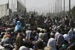 Taliban'ın Afganistan'ın başkenti Kabil'de kontrol&uuml; ele ge&ccedil;irmesinin ardından Kabil'de sivillerin