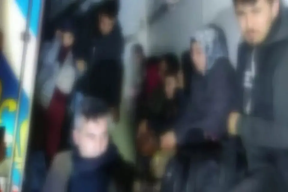 Esener&rsquo;de ş&uuml;phe &uuml;zerine park halindeki kamyonun yanına giden polis ekipleri,