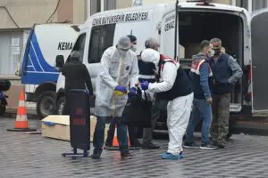 İzmir'in Kemalpaşa il&ccedil;esinde Mahmut Karşıcı (55), eski eşinin oğlu Murat