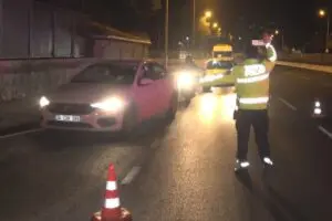 İzmir'de, sokağa &ccedil;ıkma kısıtlaması nedeniyle kentin işlek yerlerinden Anadolu Caddesi'nde