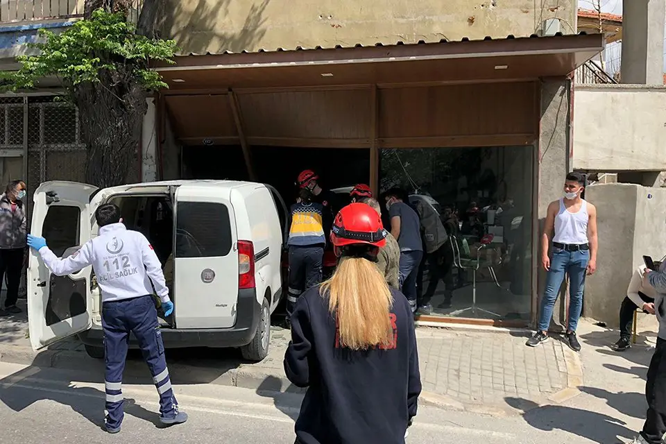 İzmir'in Bornova il&ccedil;esinde kontrolden &ccedil;ıkıp berber salonuna giren hafif ticari