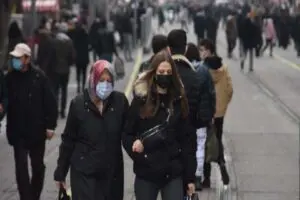 T&uuml;m d&uuml;nyayı etkisi altına alan Kovid-19 vakalarındaki artış s&uuml;rerken, yaşanan