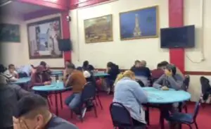 İzmir’in Bornova ilçesinde kumarhaneye dönüştürülen 2 iş yerine yapılan baskında,