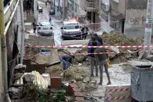 İzmir'in Karabağlar il&ccedil;esindeki Sevgi Mahallesi'nde &ouml;nceki g&uuml;n bir inşaatın temel