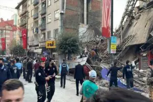 Malatya'da İn&ouml;n&uuml; caddesinde iş yerlerinin olduğu 3 katlı bina &ccedil;&ouml;kt&uuml;