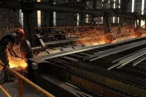Metal sekt&ouml;r&uuml;nde &ccedil;alışan 180 bin iş&ccedil;iye y&uuml;zde 34 ek zam