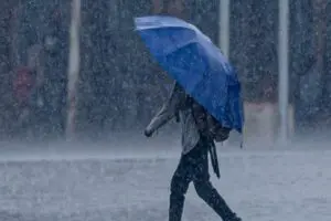 Meteoroloji&rsquo;nin hava durumu raporuna g&ouml;re 17 ilde sağanak yağış bekleniyor.