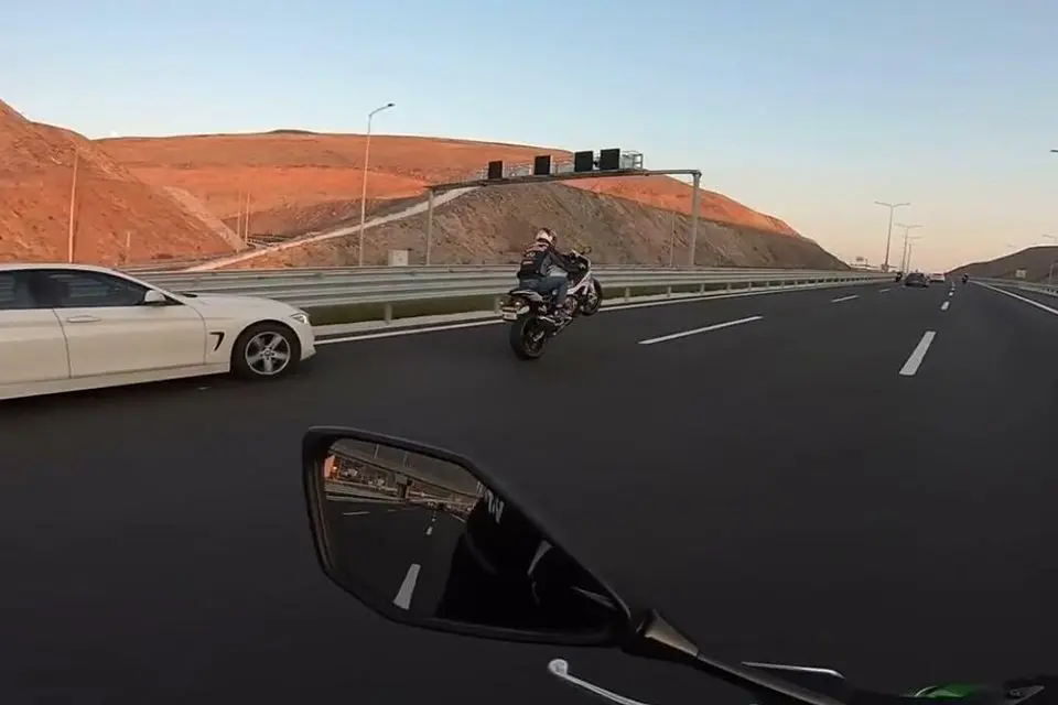 İzmir'deki Kuzey Ege Otoyolu'na giren 5 ayrı motosikletli, otoyolda plakalarını