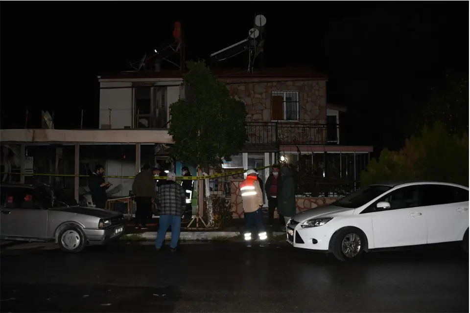 Aydın&rsquo;ın Kuşadası il&ccedil;esindeki bir tekstil at&ouml;lyesinde ocakta unutulan d&uuml;d&uuml;kl&uuml; tencerenin