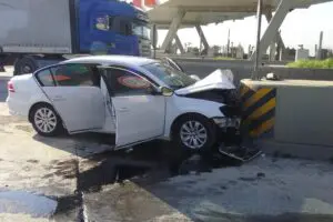 Aydın'ın Efeler il&ccedil;esinde, s&uuml;r&uuml;c&uuml;s&uuml;n&uuml;n kontrol&uuml;nden &ccedil;ıkan otomobil, otoyol gişelerine &ccedil;arptı.