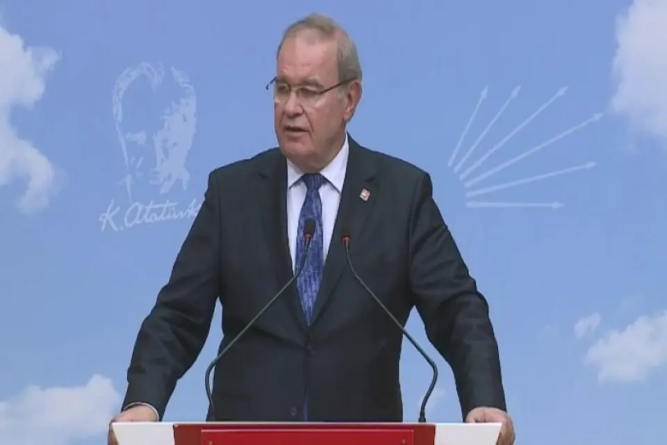 CHP Parti S&ouml;zc&uuml;s&uuml; Faik &Ouml;ztrak, Cumhurbaşkanın Tayyip Erdoğan'ın, "Ekonominin kitabını