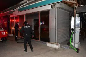 İzmir'in Konak il&ccedil;esinde restoranda iddiaya g&ouml;re elektrik aksamından &ccedil;ıkan yangında,