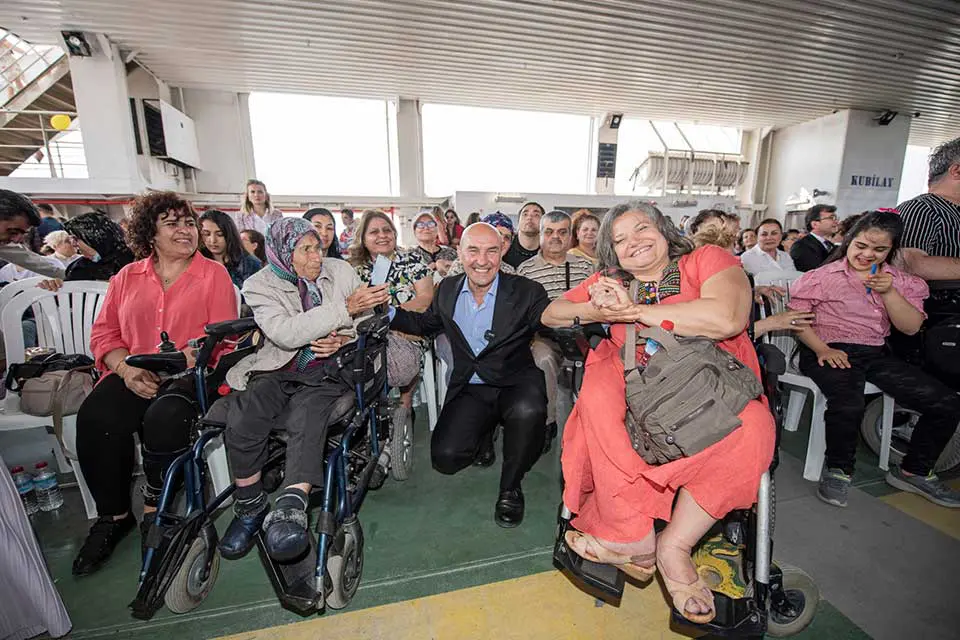 İzmir'de körfez turuyla 'yaza merhaba' dediler