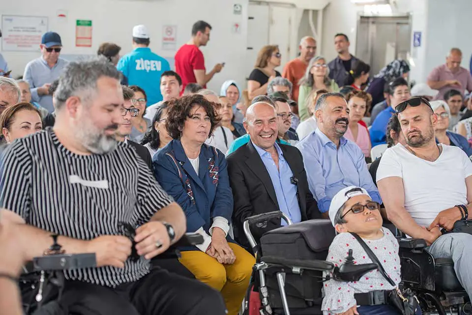 İzmir'de körfez turuyla 'yaza merhaba' dediler