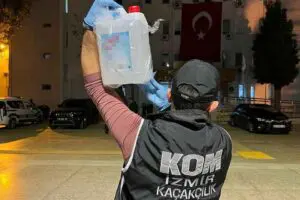 İZMİR'in &Ccedil;iğli il&ccedil;esinde, polisin d&uuml;zenlediği operasyonda 895 litre sahte etil