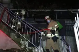 İzmir'in Karabağlar il&ccedil;esinde, iddiaya g&ouml;re m&uuml;stakil evde sobadan sı&ccedil;rayan kıvılcımdan