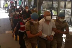 İzmir'de su&ccedil; &ouml;rg&uuml;t&uuml;ne y&ouml;nelik d&uuml;zenlenen operasyonda, 11 kişi g&ouml;zaltına alındı.