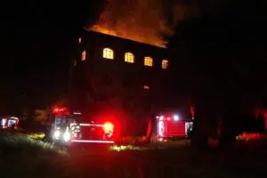 İzmir'in Konak il&ccedil;esinde, 4 katlı tarihi binada yangın &ccedil;ıktı. Yangın,